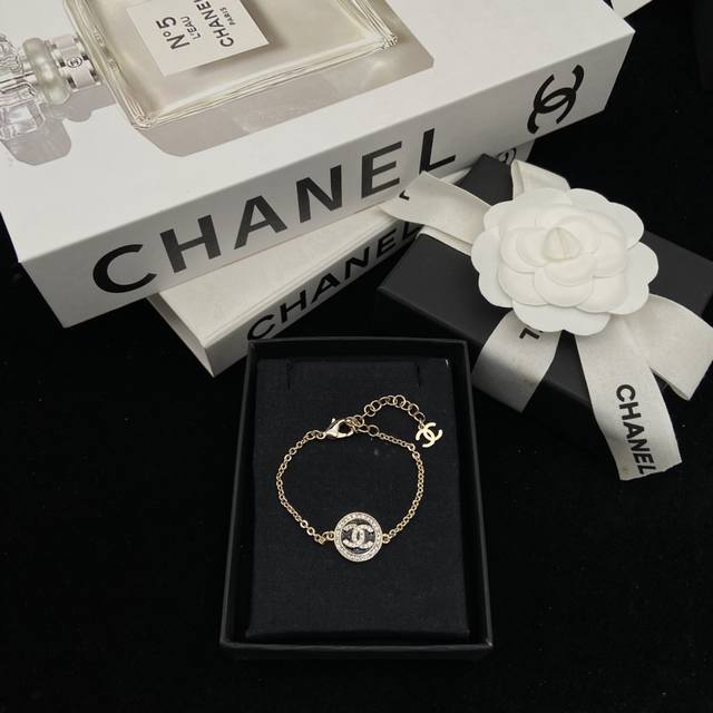 Today's new product Chanel 25B round enamel bracelet Sweet cool girl closes her