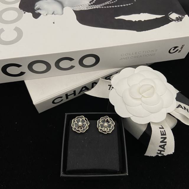 Chanel's new 25B black camellia earrings Sweet and cool classic camellia design