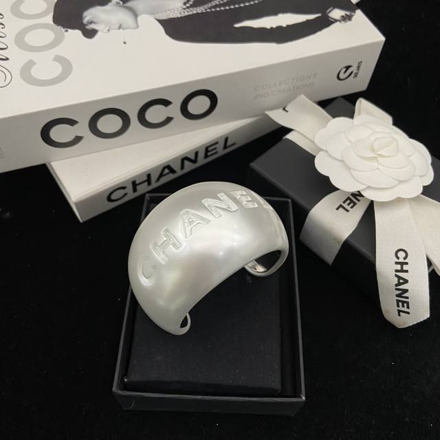 Today's new product Chanel's new wide pearl bracelet It is super eye-catching w
