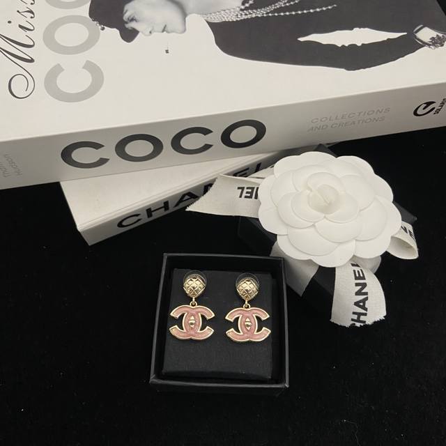 Today's new product Chanel pink double C earrings Fall in love at first sight,