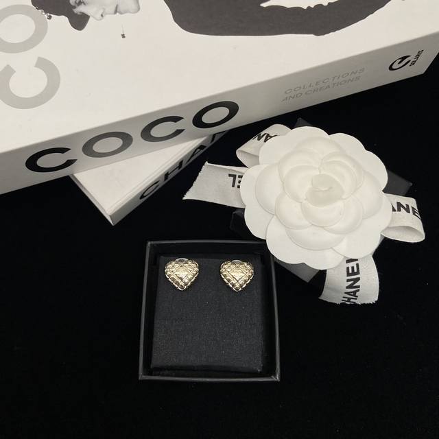 Chanel heart diamond earrings simple and fashionable can be elegant or sweet and