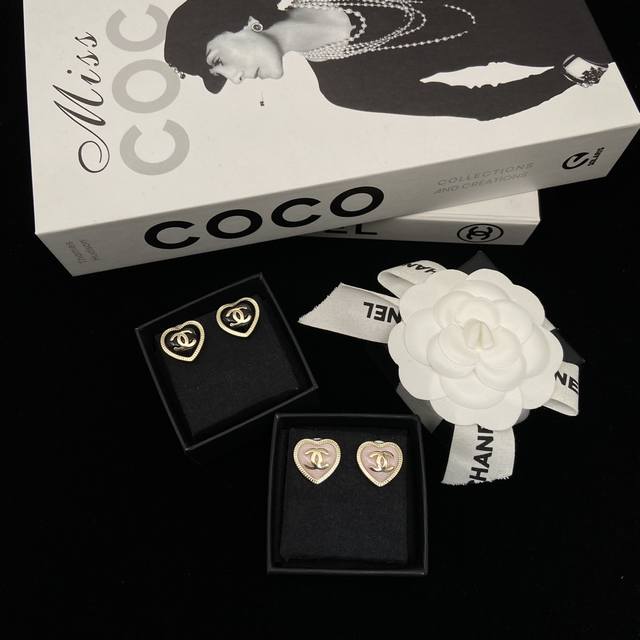 2 colors Chanel heart texture double C earrings White rich beauties must buy dai