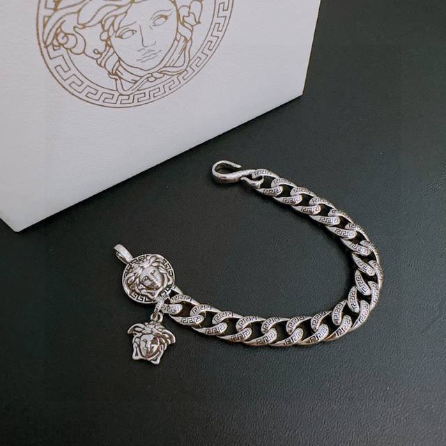 High-quality Versace bracelet with Medusa head, original goods, new counter mode