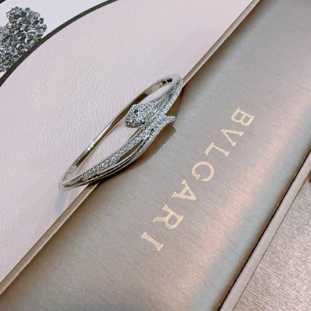 Bulgari bracelet made of V-gold. The Divas' Dream series is immaculately presen