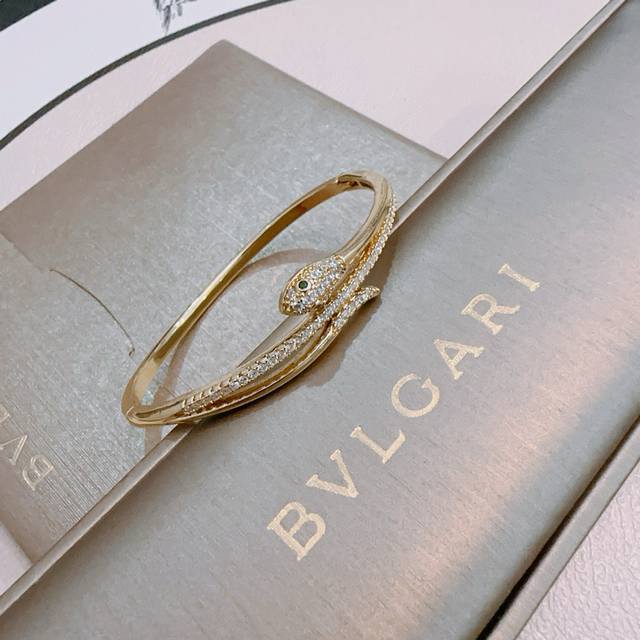 Bulgari bracelet made of V-gold. The Divas' Dream series is immaculately presen