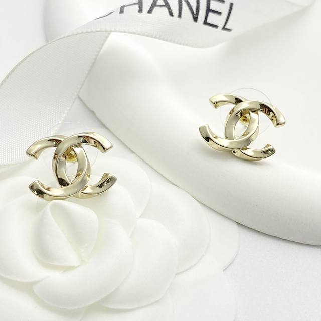 Today's new model code E3207 Chanel earrings are hot sellers and are now availa