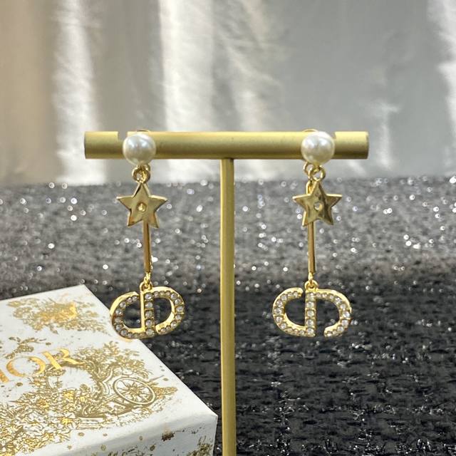 Code E1303 Dijia earrings are the hottest selling models. New arrivals at the c