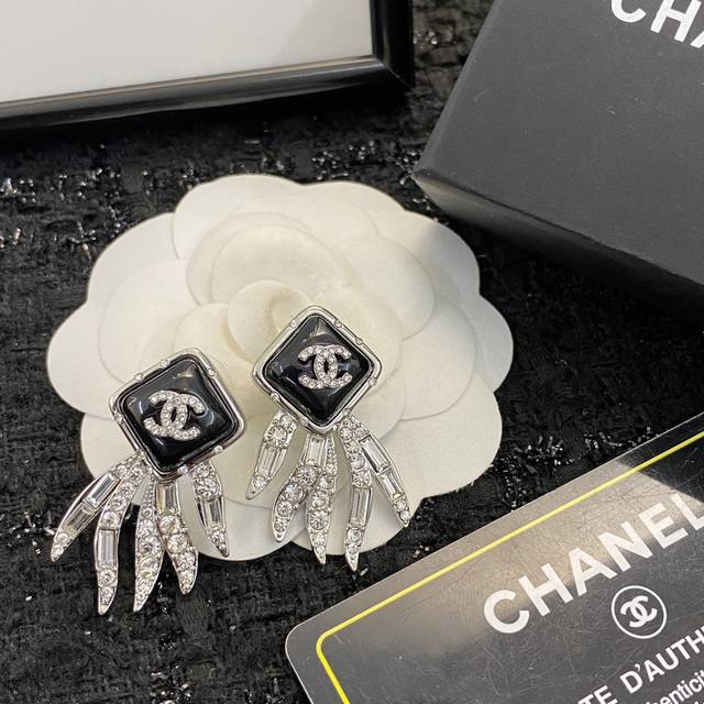 Code E1302 Chanel The latest counter models are now available. Chanel earrings