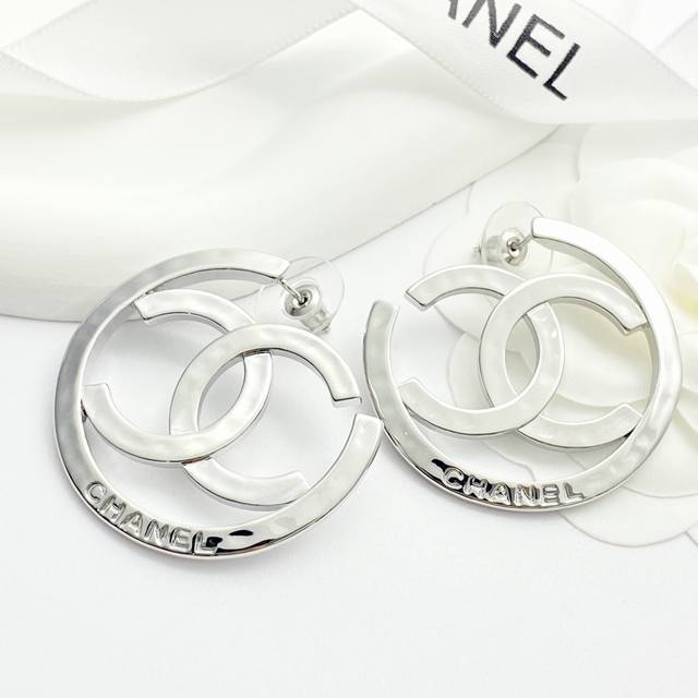 Code E2907 Chanel best-selling earrings are back in stock, available at the sam