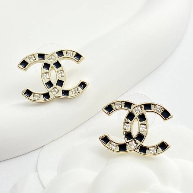 Code E2906 Chanel earrings are a hot seller! New arrival! Chan 25 black gold sq