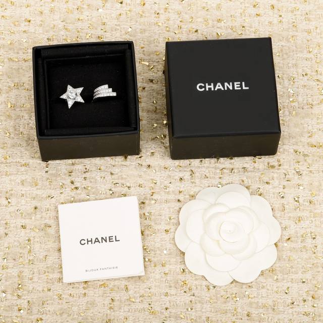 209913 We offer open-face comet rings, customizable with real gold and diamonds.