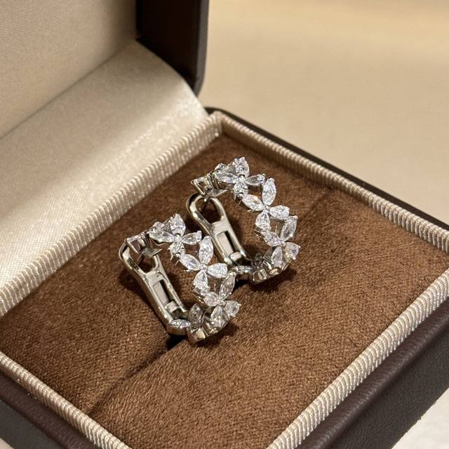 A6787 T's new large horse eye butterfly earrings are shipped perfectly. Selected