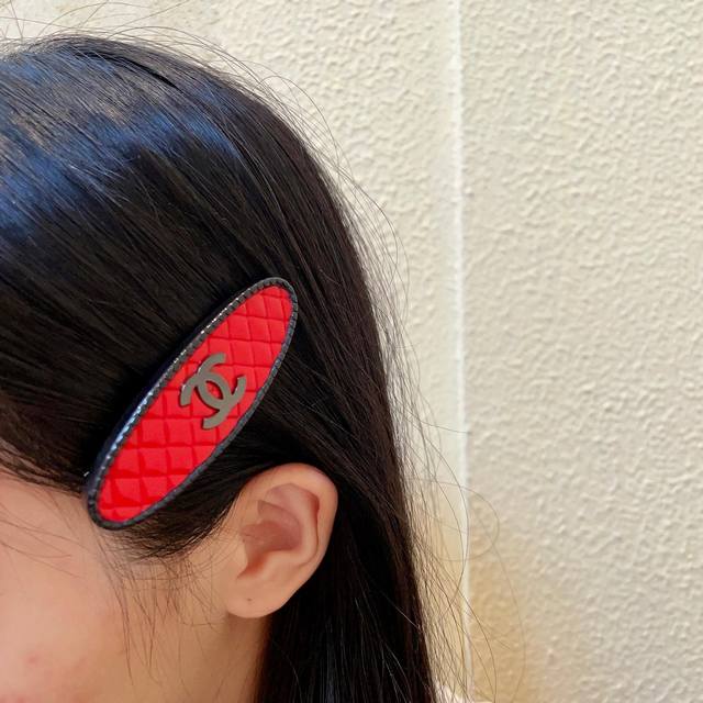 Chanel prismatic double C hairpin