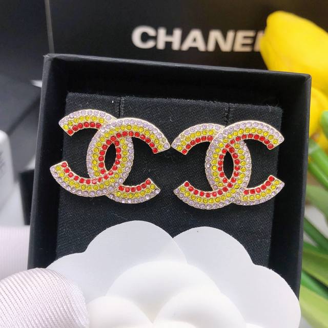 No. Xed0096 Xiangjia double C rainbow diamond inlay is beautiful