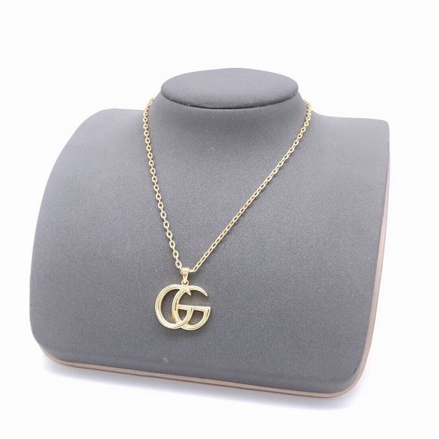 No. Gxl0039 Gucci glossy letter necklace