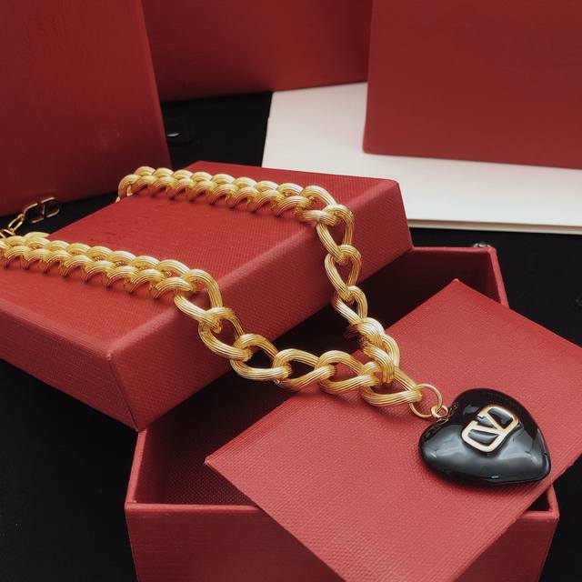 No. Vxl0077 Valenti*O latest twist chain black heart necklace consistent Zp bra