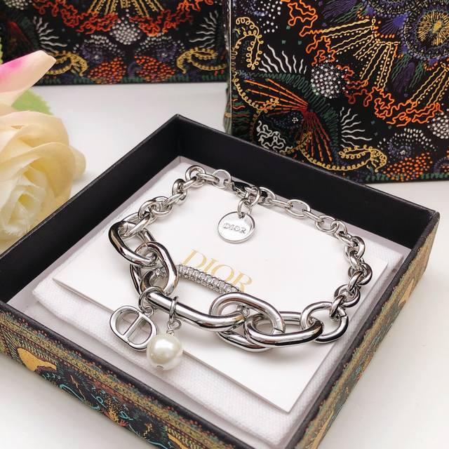 No. Dsl0190 Dio* latest silver pearl bracelet consistent Zp brass material