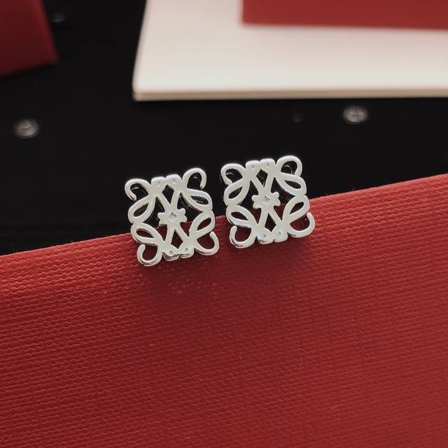 No. Med0032 Miumi* latest silver square earrings consistent Zp brass material