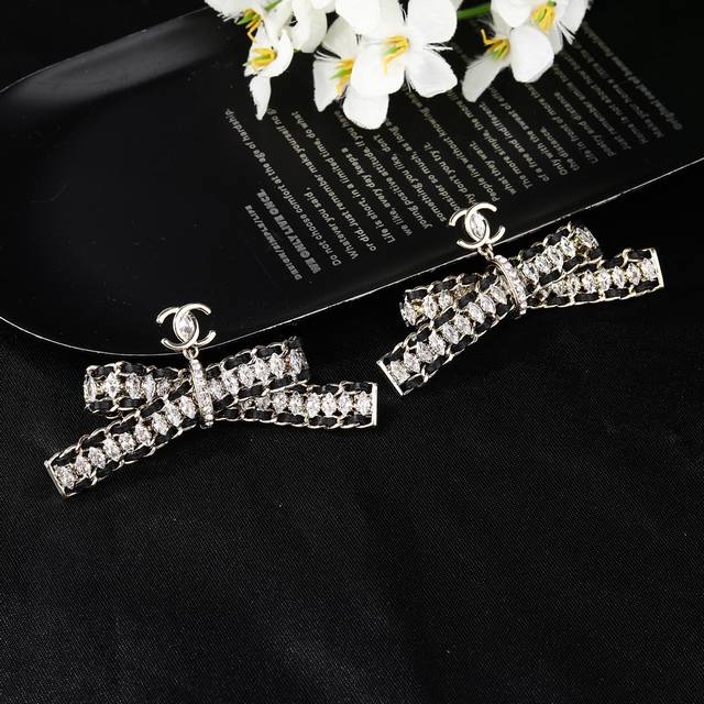 Chanel's new earrings are made with great care in every detail. This design is i
