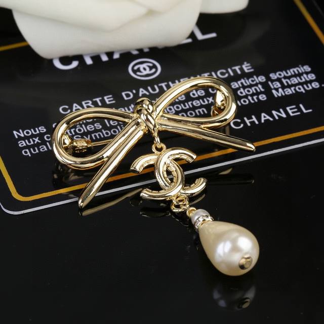 Chanel Bow Series Pearl Brooch is a super perfect fashionable element with a un
