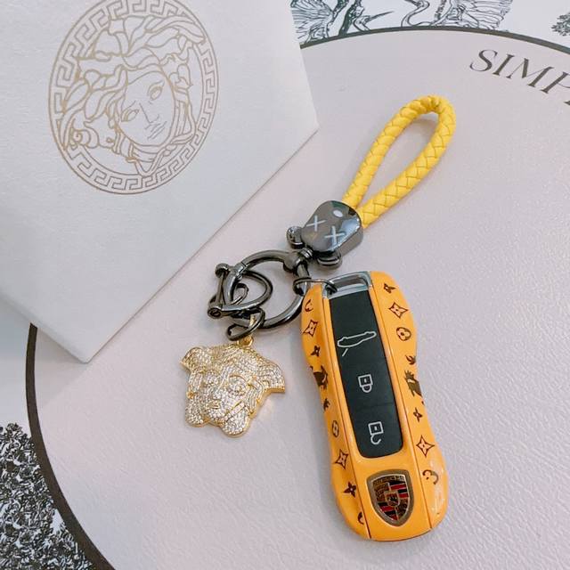 New product release: Versace keychain and bag hook, the latest model. This bag