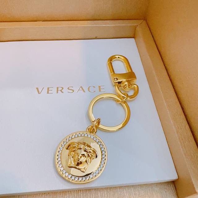 New product release: Versace keychain and bag hook, the latest model. This bag
