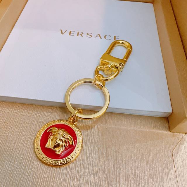 New product release: Versace keychain and bag hook, the latest model. This bag