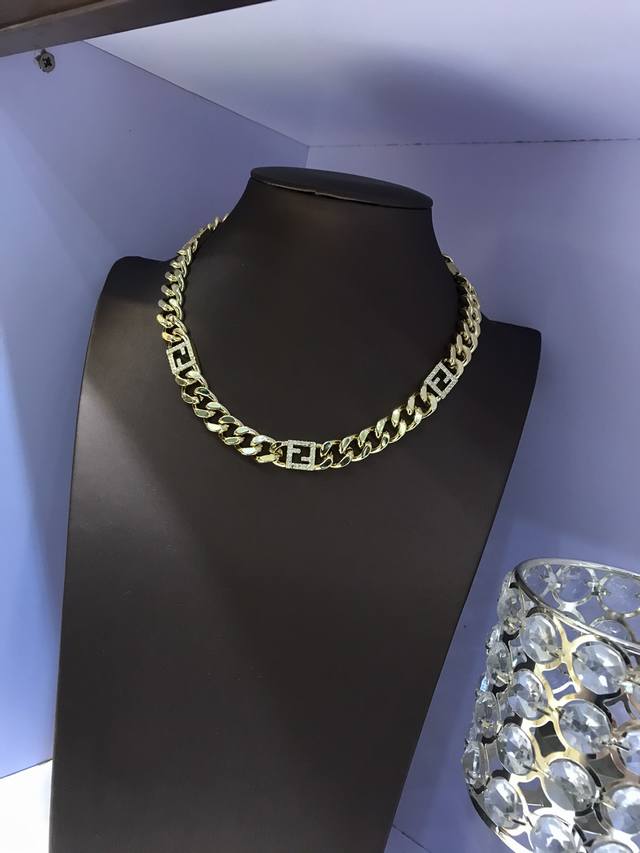 New Fendi Fendi high-end custom hot new necklace is simple and elegant. It is r