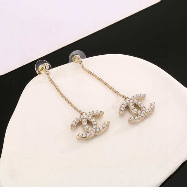 Chanel Chanel classic double C double-sided pearl earrings are very beautiful an