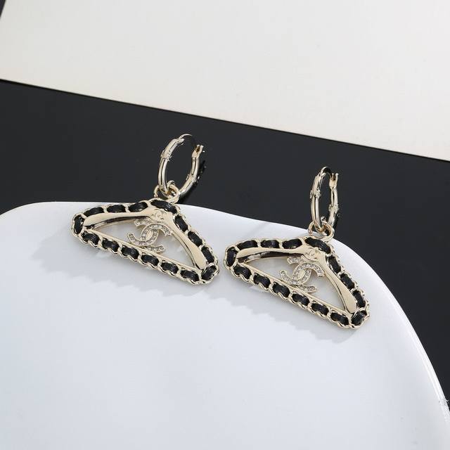 Xiaoxiang's new Chanel hanger earrings are exactly the same as the original ori