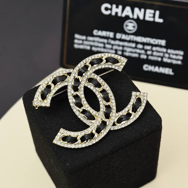 Chanel classic lambskin full diamond brooch Highly recommended, the upper body i