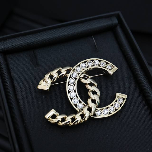 Chanel24p chain half diamond brooch chain diamond double C brooch love it