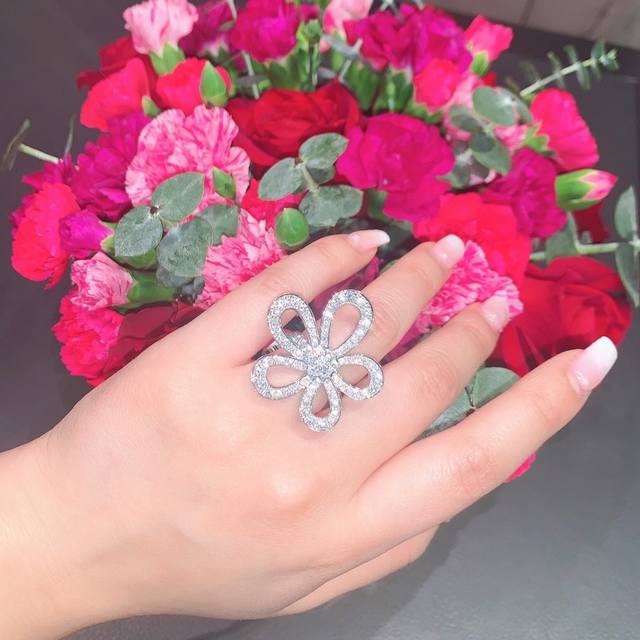 206098 We produce a new version of the big flower ring Z 000+. It can be customi