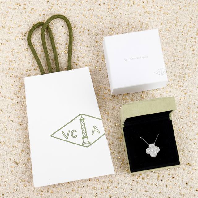 203946 We produce large flower full diamond necklace ZP250 000+, identify the on