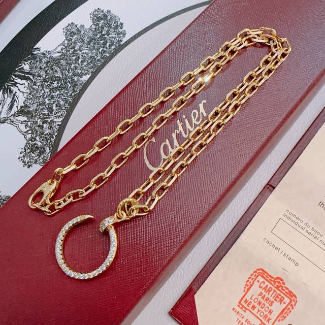 The new Cartier necklace with diamonds is made of V gold. The quality is perfect