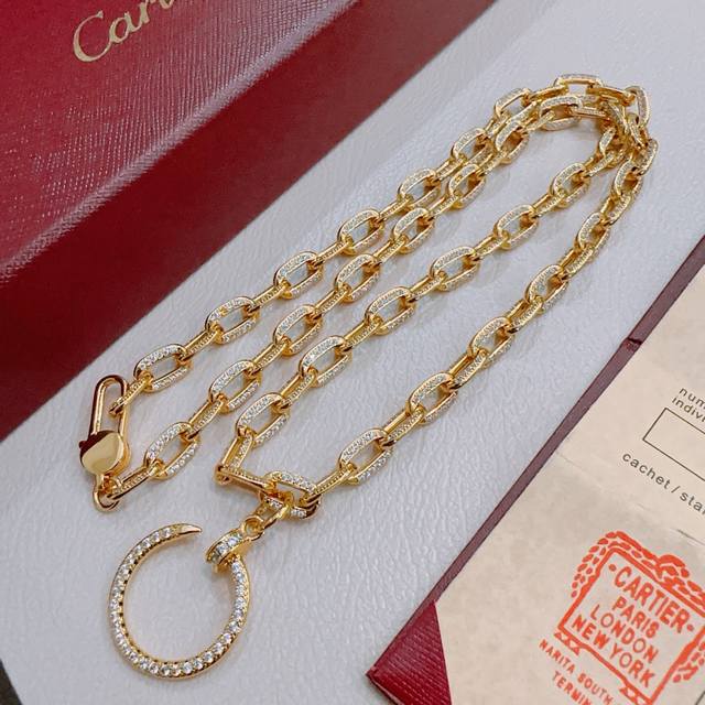 The new Cartier necklace with diamonds is made of V gold. The quality is perfect