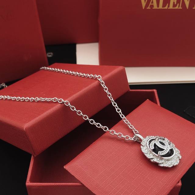 No. Xxl0367 Ch*Nel latest oval black necklace consistent Zp brass material