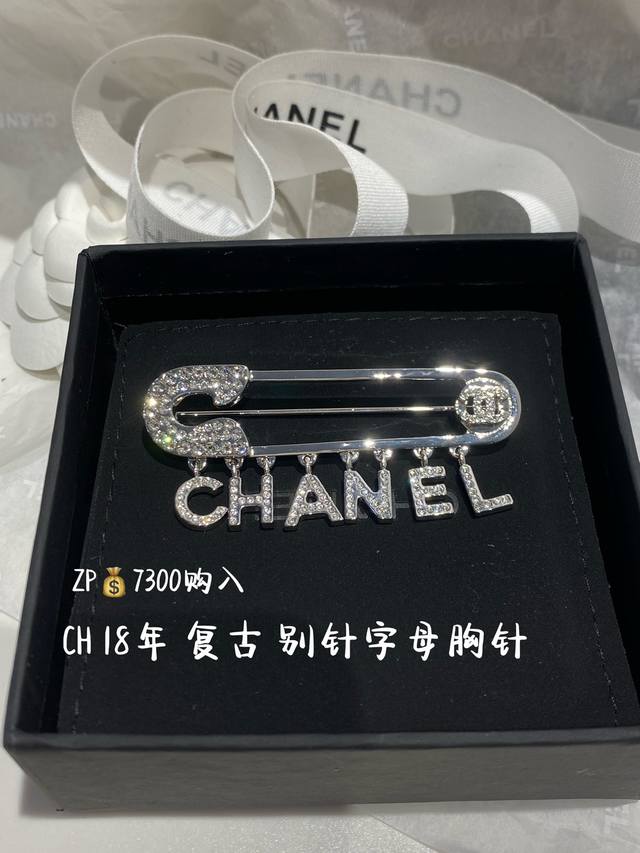 No. Xxz0006 Xiaoxiang's letter diamond brooch female fashion temperament star s