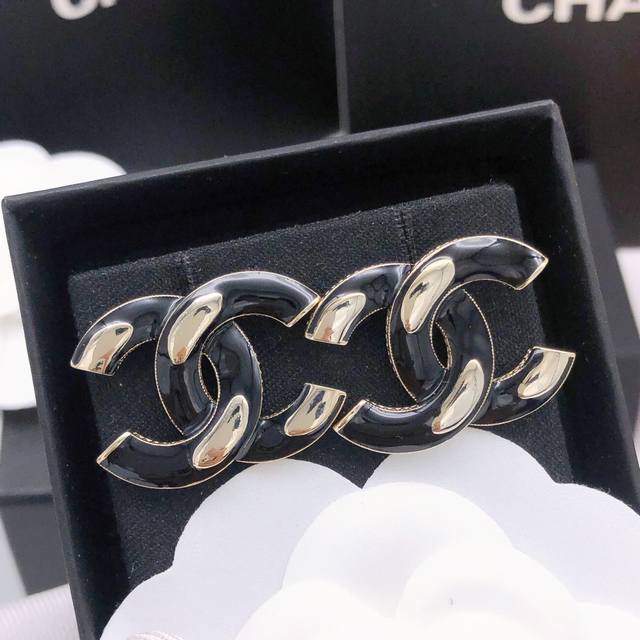 No. Xed0710 Chanel's latest black letter earrings are hot-selling and are now o
