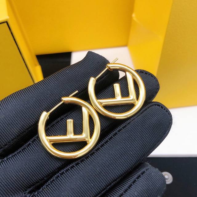 No. Fded0049 Fendi round glossy earrings