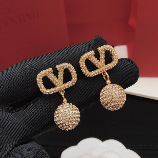No. Ved0020 Valentino earrings with full diamonds