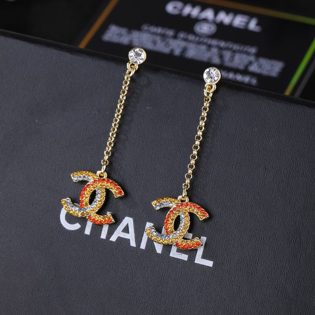 Chanel's new earrings are so beautiful! The new earrings are a must-have for a s