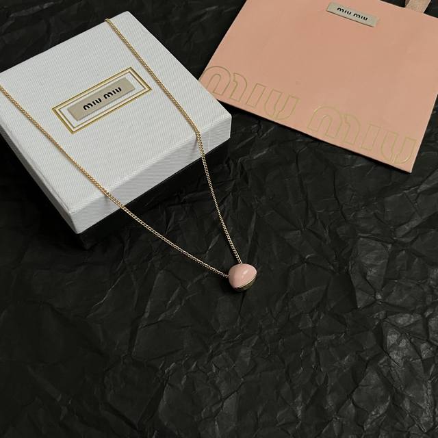 Miumiu necklace, small and exquisite with full sense of design, very versatile.