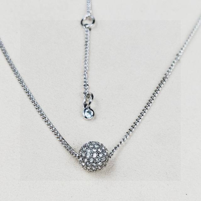 Givenchy necklace wishing ball necklace real shot ~ Recommend a multi-wear neckl