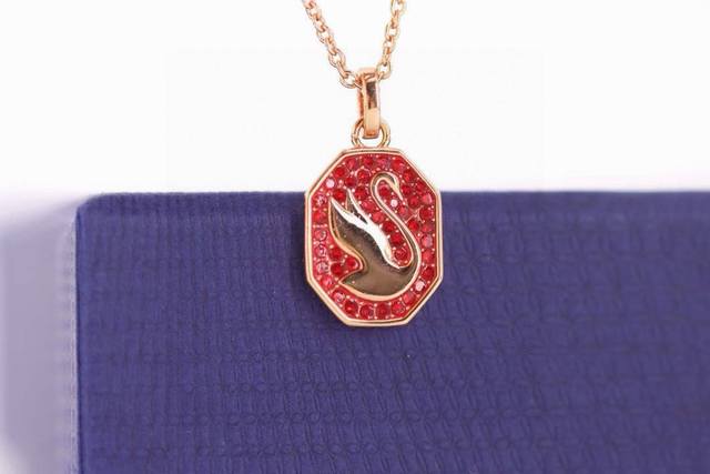 Swarovski Octagonal Sparkling Red Swan Clavicle NecklaceCelebrate the Lunar New