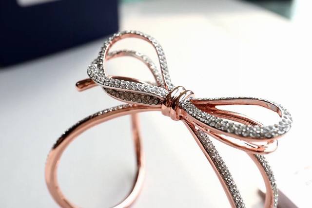 Swarovski Swarovski Heavy-duty bow wide bracelet This bow style, which has been