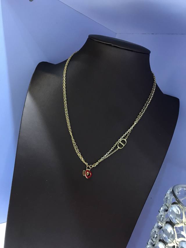 Dior's new Dior necklace, the hottest fashion item this season! Classic and pop