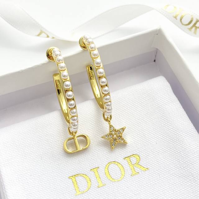 Code E2870 Dior's best-selling earrings are now available! These asymmetrical D