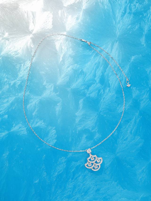 210095 We produce a large quantity of inquiries. This fan-shaped hollow necklace