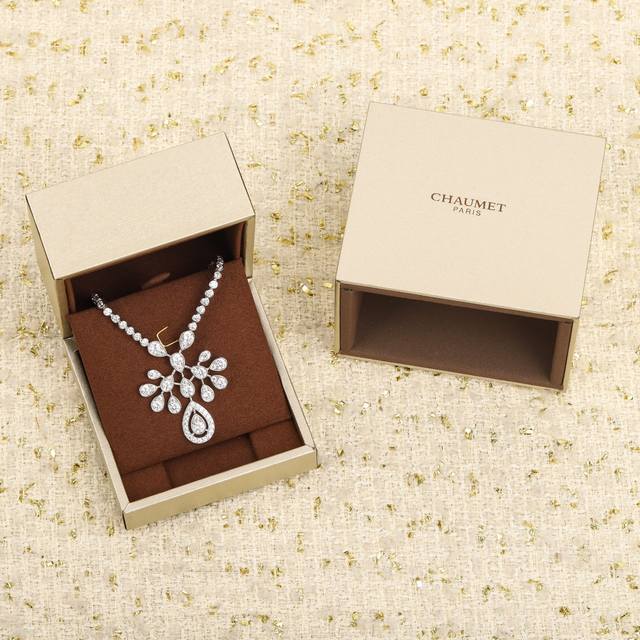 205950 We offer coronation necklaces, custom-made with real gold and diamonds. P